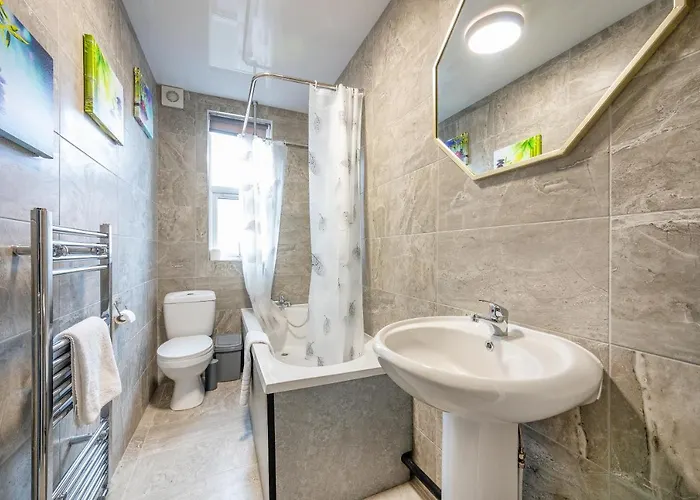 Проживання в сім'ї *rc12s* For Your Relaxed & Cosy + Free Parking + Free Fast Wifi *